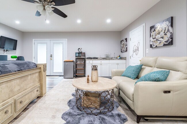 Building Photo - Adorable Studio for Rent - Short Term Fully Furnished!