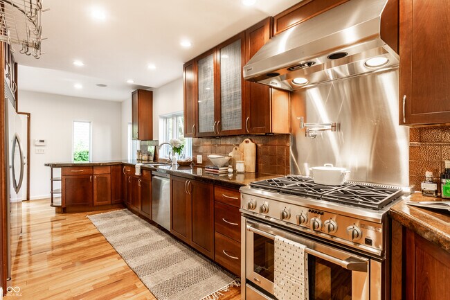 Building Photo - 5758 Wildwood Ave