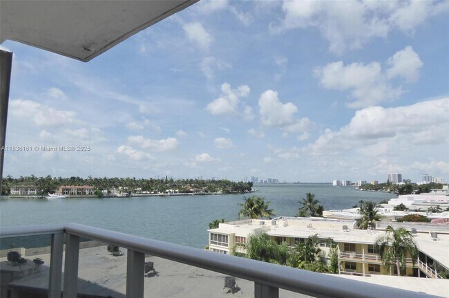 Building Photo - 900 Bay Dr