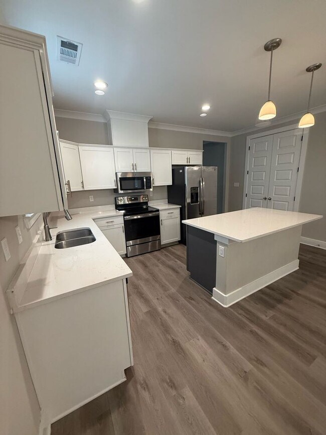 Building Photo - Amazing 3BR/2BA House!