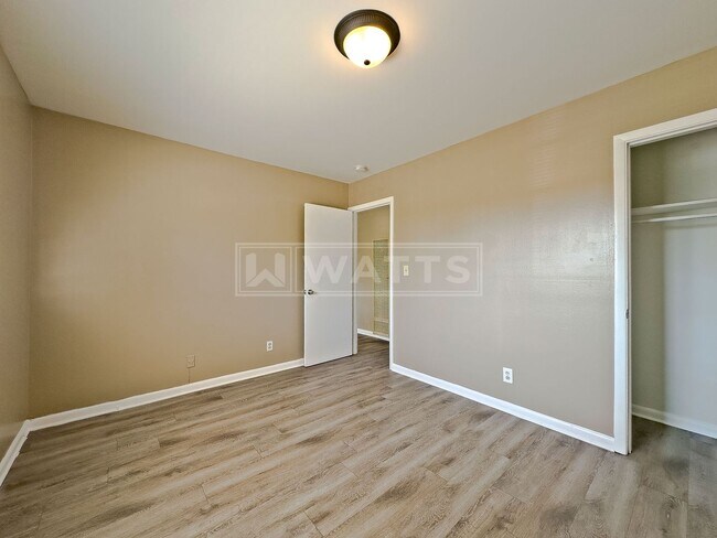 Building Photo - 622 1st St W