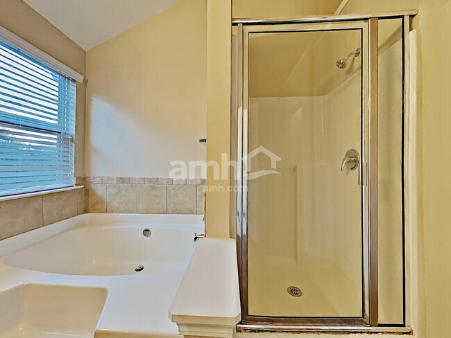 Building Photo - 303 Hidden Creek Ln
