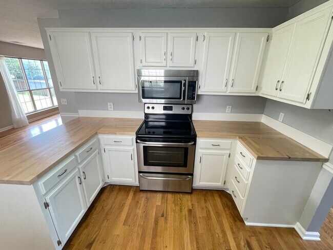 Building Photo - Harbortowne corner lot home with fenced yard and deck!