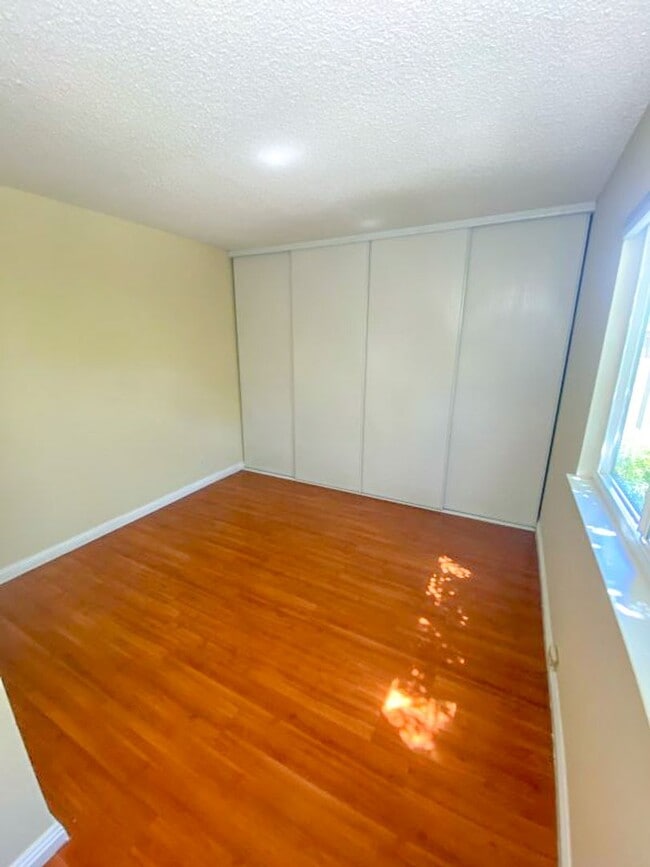 Building Photo - Welcome to this charming 3 bedroom, 2 bath...