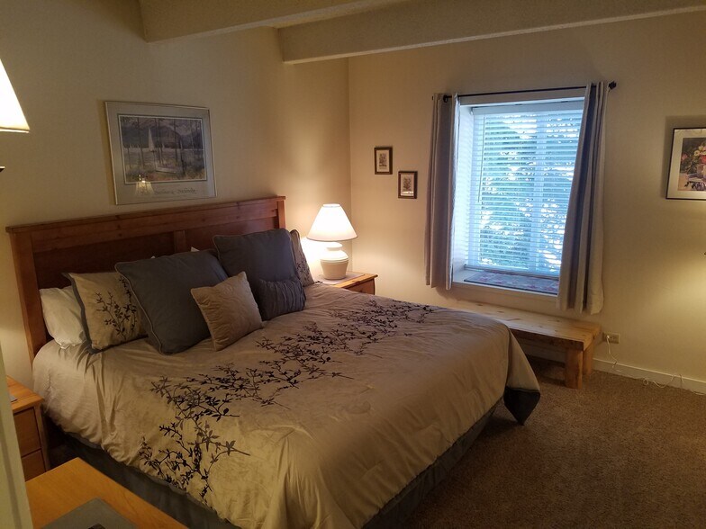 Master King Bedroom - 700 Snowberry Ln