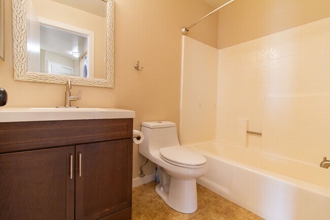 Building Photo - **Charming 2 Bedroom Condo for Rent at Park Centre**