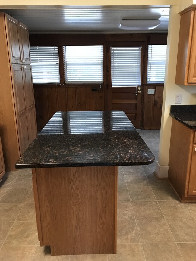 Building Photo - 3 Bed, 2 Bath Home