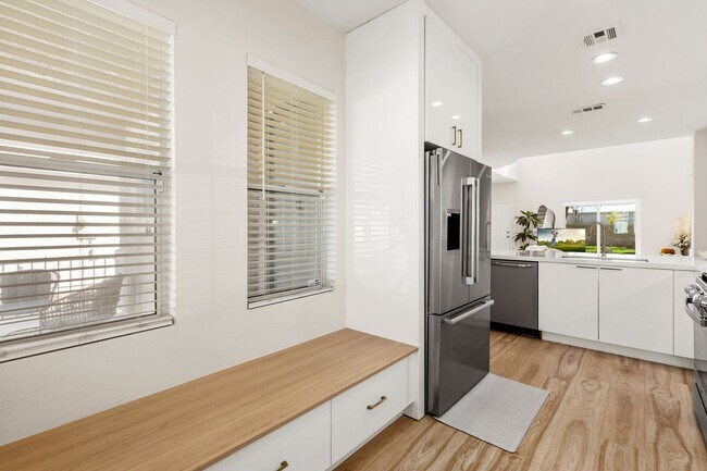 Building Photo - Beautifully Updated 3 Bedroom Southeast Ve...