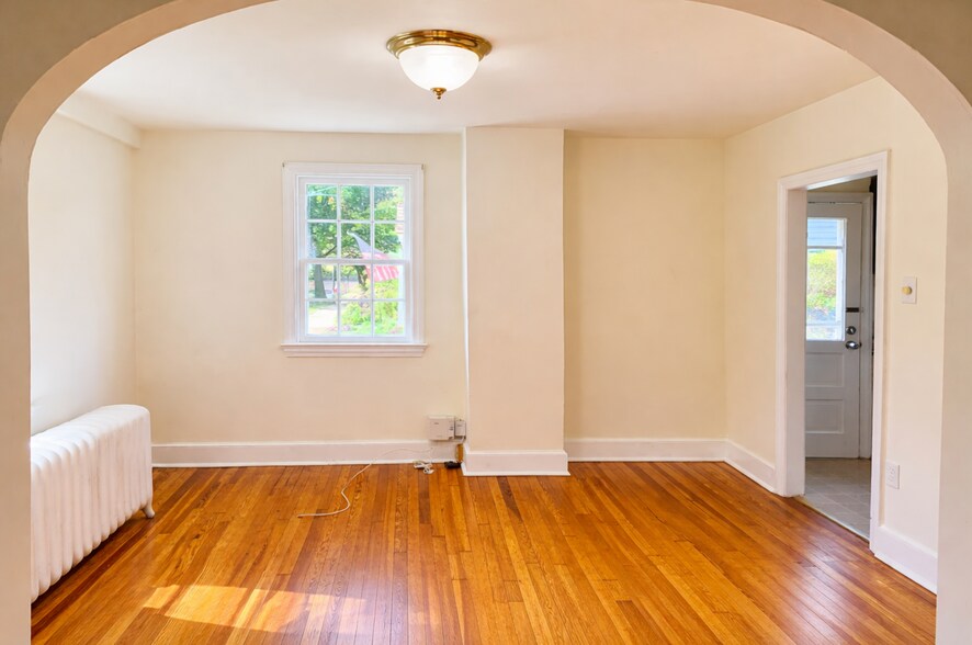 Building Photo - 119 W Maple Ave