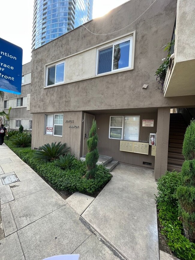 Building Photo - One bedroom condo with garage off Ocean Blvd.