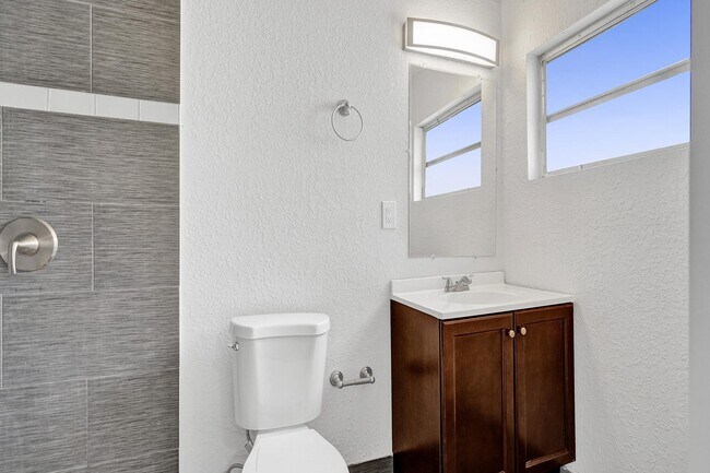 Building Photo - 651 SW 15th St