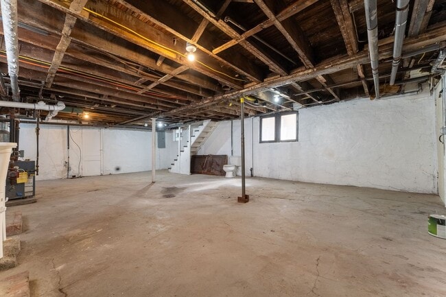 Building Photo - Beautiful 5 Bedroom, 2 Bathroom in Mt.Lebanon- Original Hardwood Floors and Garage