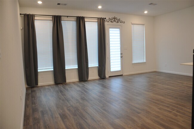 Building Photo - 673 Royal Arch Dr