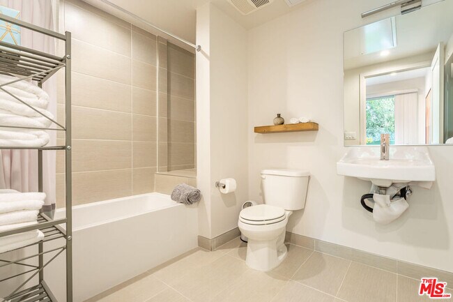 Building Photo - 3726 Kelton Ave