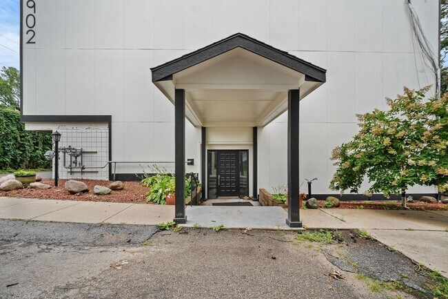 Building Photo - 2bed 2 bath contemporary condo overlooking the Waveland Golf Course