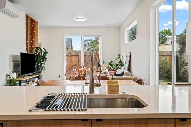 Building Photo - 6417 N Greenley Ave #4