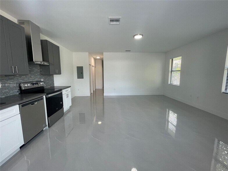 Building Photo - 3096 NW 27th St