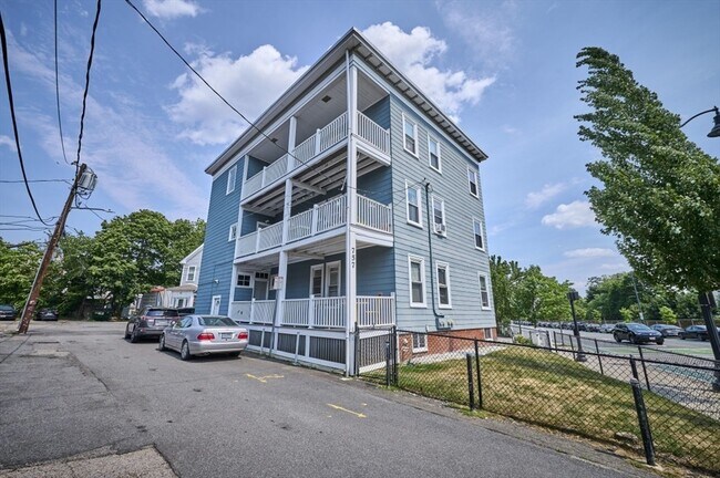 Building Photo - 757 Somerville Ave