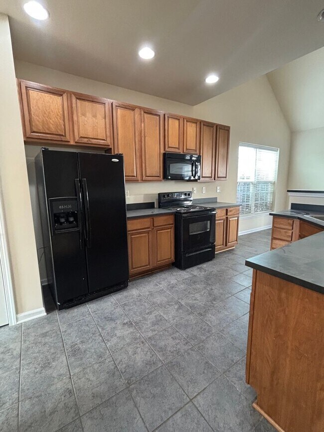 Building Photo - Spacious End Unit 3BR/2.5BA Townhouse