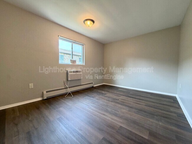 Building Photo - 510 Woodridge St NE
