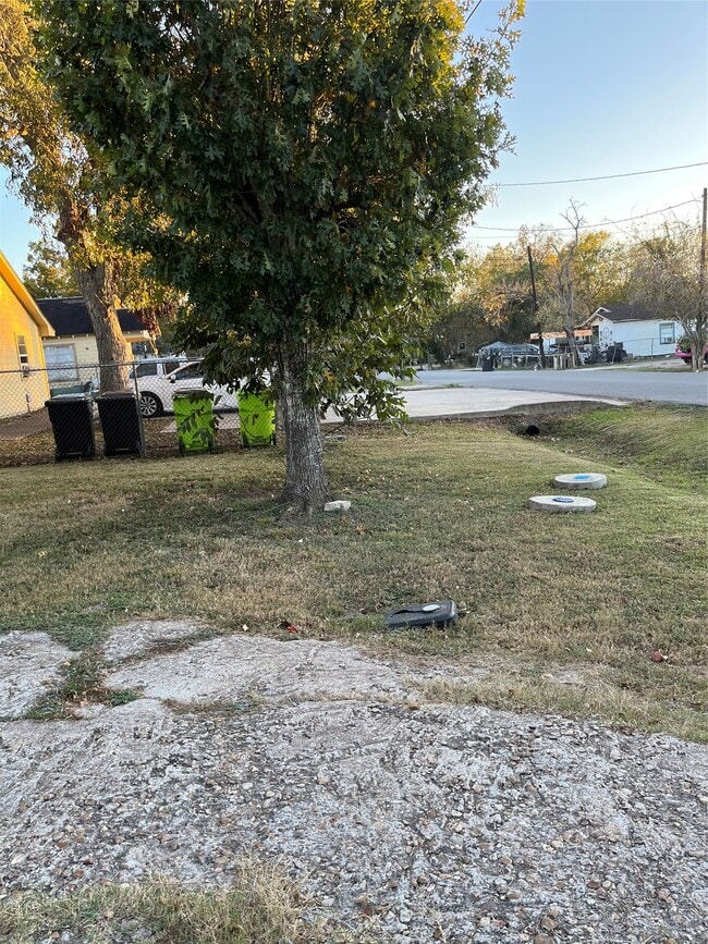 Building Photo - 305 7th St