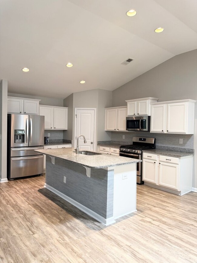 Building Photo - BEAUTIFUL 3 bedroom / 2 bathroom home available NOW!