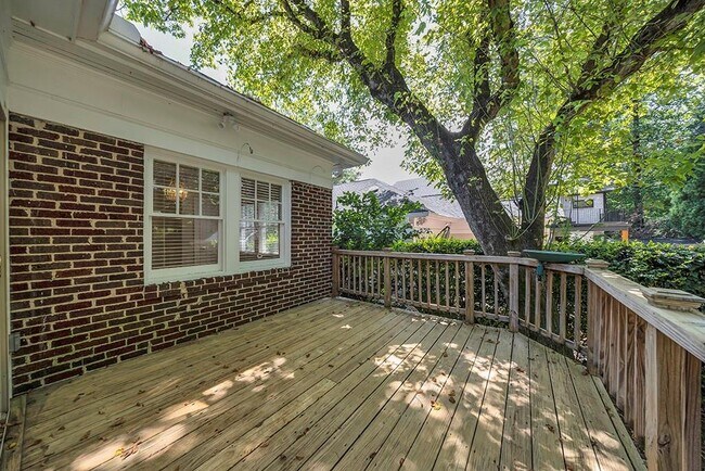 Building Photo - 876 Courtenay Dr NE