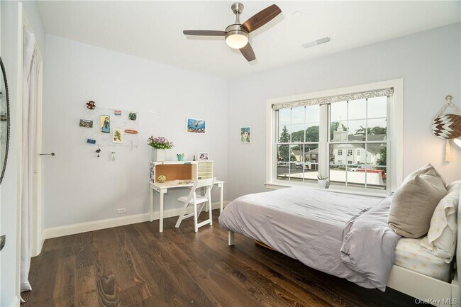 Building Photo - 100 Main St