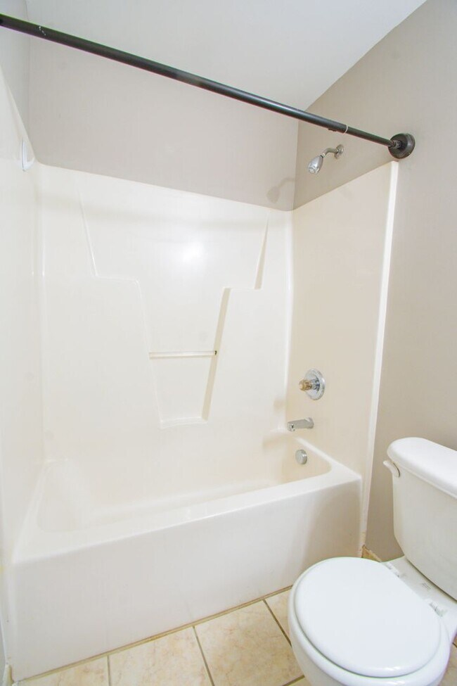 Building Photo - 2 Bedroom 2.5 Bathroom Townhome