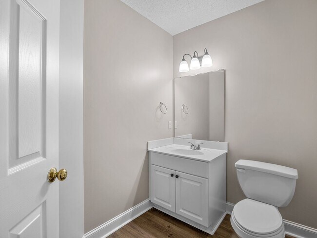 Building Photo - Freshly Renovated 2 BR, 2.5 BA Townhome Ce...