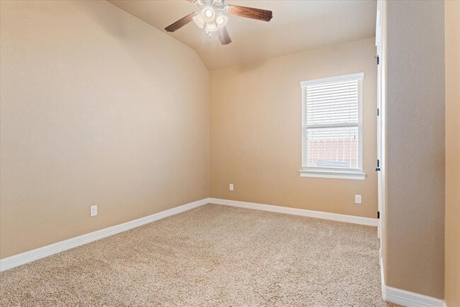 Building Photo - 916 Easton Dr