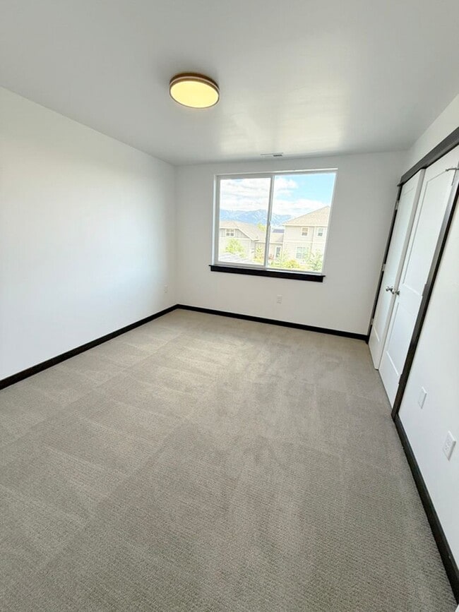 Building Photo - Brand New Condo, Large Windows and Central...