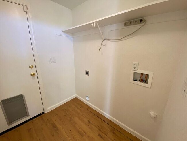 Building Photo - NW Reno 4 Bedroom Home - Mountain Views