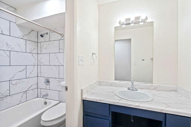 Bathroom - 1397 Laredo St