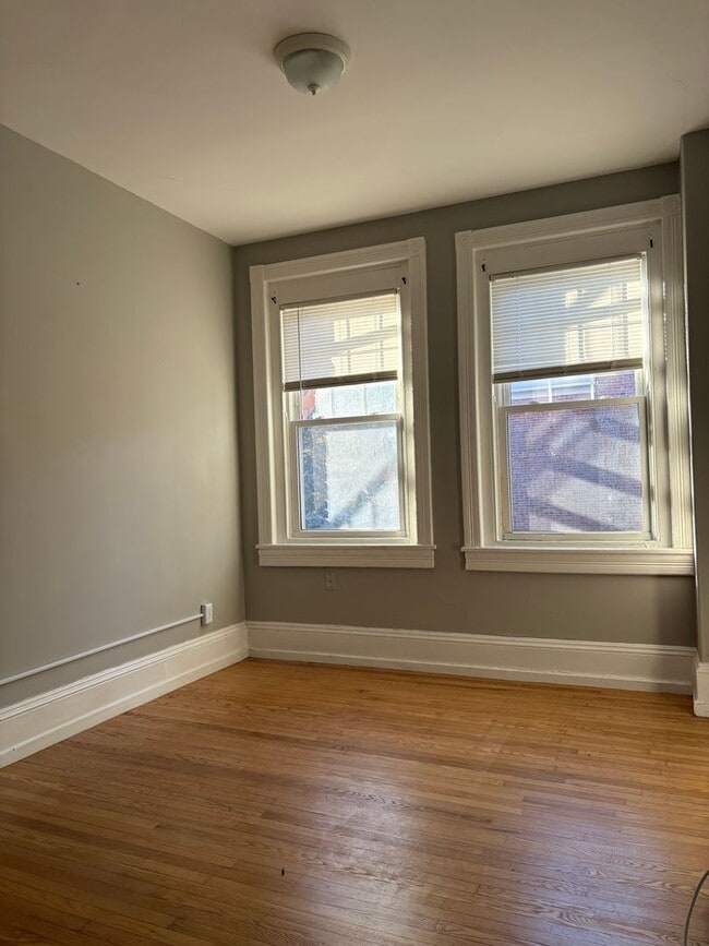 Building Photo - Large 2Nd. Floor 1 bedroom Apt.