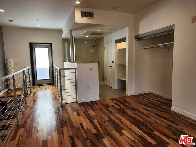 Building Photo - 6683 Franklin Ave