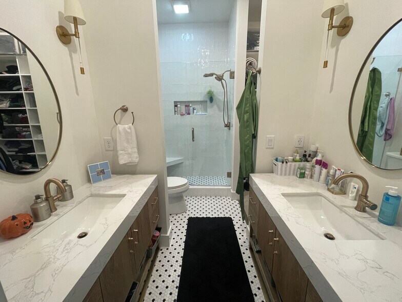 Building Photo - 2312 Island Home Ave