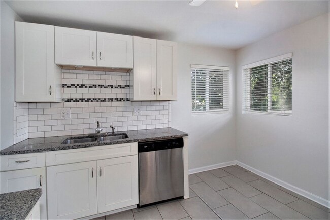 Building Photo - Single-Family 4 Bedroom 2 Bathroom Home in Englewood