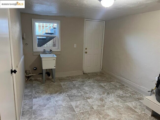 Building Photo - 449 E 9th St