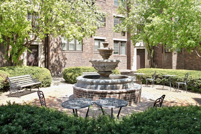 Building Photo - Spacious Two Bedroom Condo in Blackstone!
