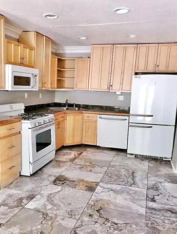 Building Photo - 8619 Groveland Dr