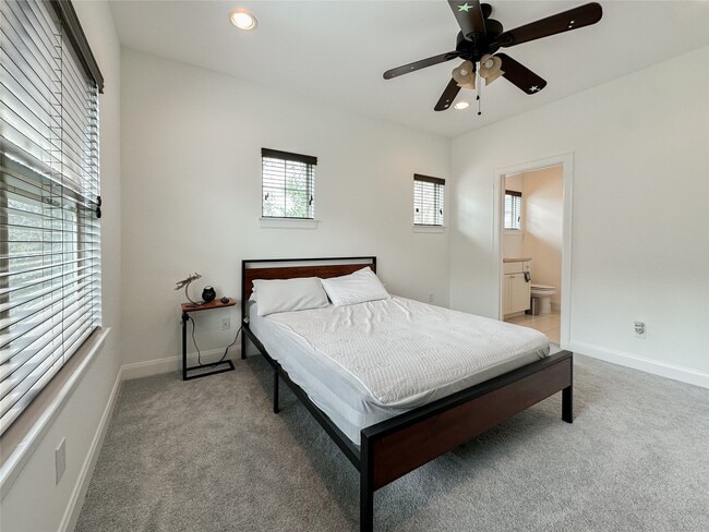 Building Photo - 2 Hermann Park Ct