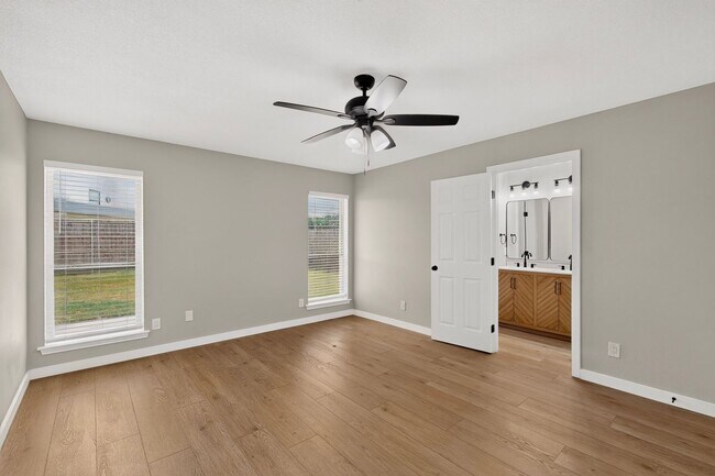 Building Photo - Newly Renovated Home In Grapevine Ready To Be Yours!!!!