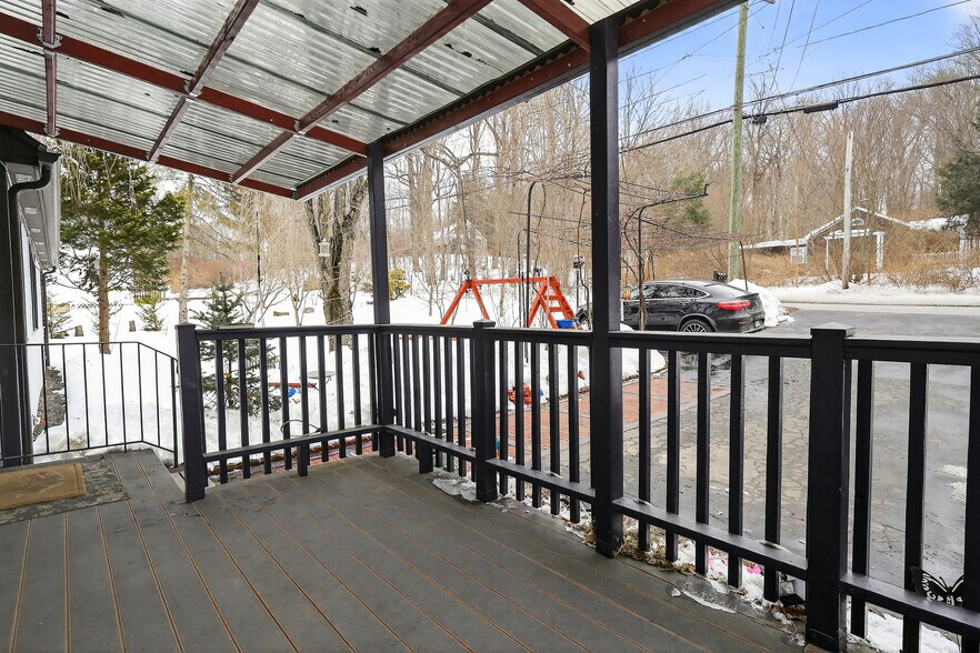 Building Photo - 615 Monroe Tpke