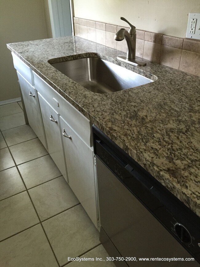 Building Photo - Top Floor Renovated 1 Bed/1 Bath Apartment in Victorian 4-Plex