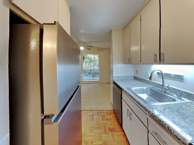 Building Photo - Upstairs Corner Unit 2/1.5 Condo Available Now!