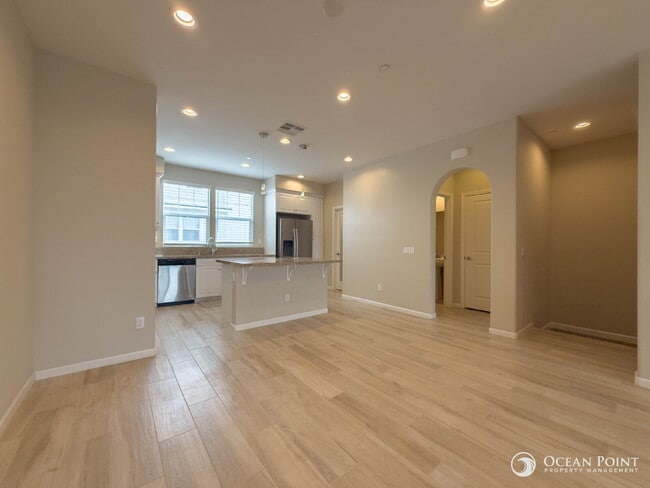 Building Photo - 3 Bedroom Condo for Rent in Oxnard by the ...