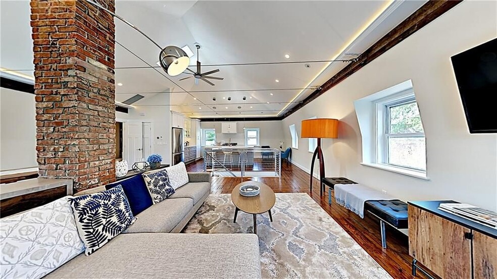 Building Photo - 21 School St