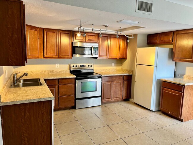 Building Photo - 3bd 2ba Townhouse - Recently Remodel!