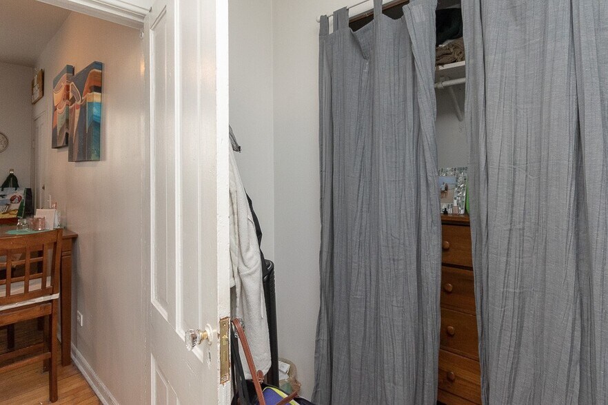 Building Photo - 2616 N Marshfield Ave